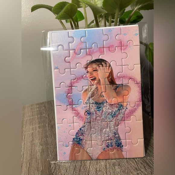 Taylor Swift Puzzle - Picture 2 of 2